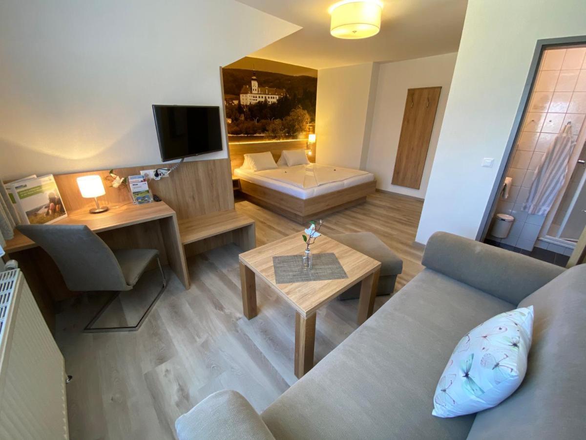 Privatzimmer Und Ferienwohnungen Leeb Persenbeug Exterior photo
