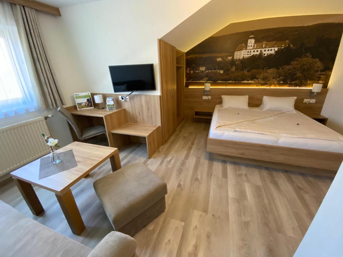 Privatzimmer Und Ferienwohnungen Leeb Persenbeug Exterior photo