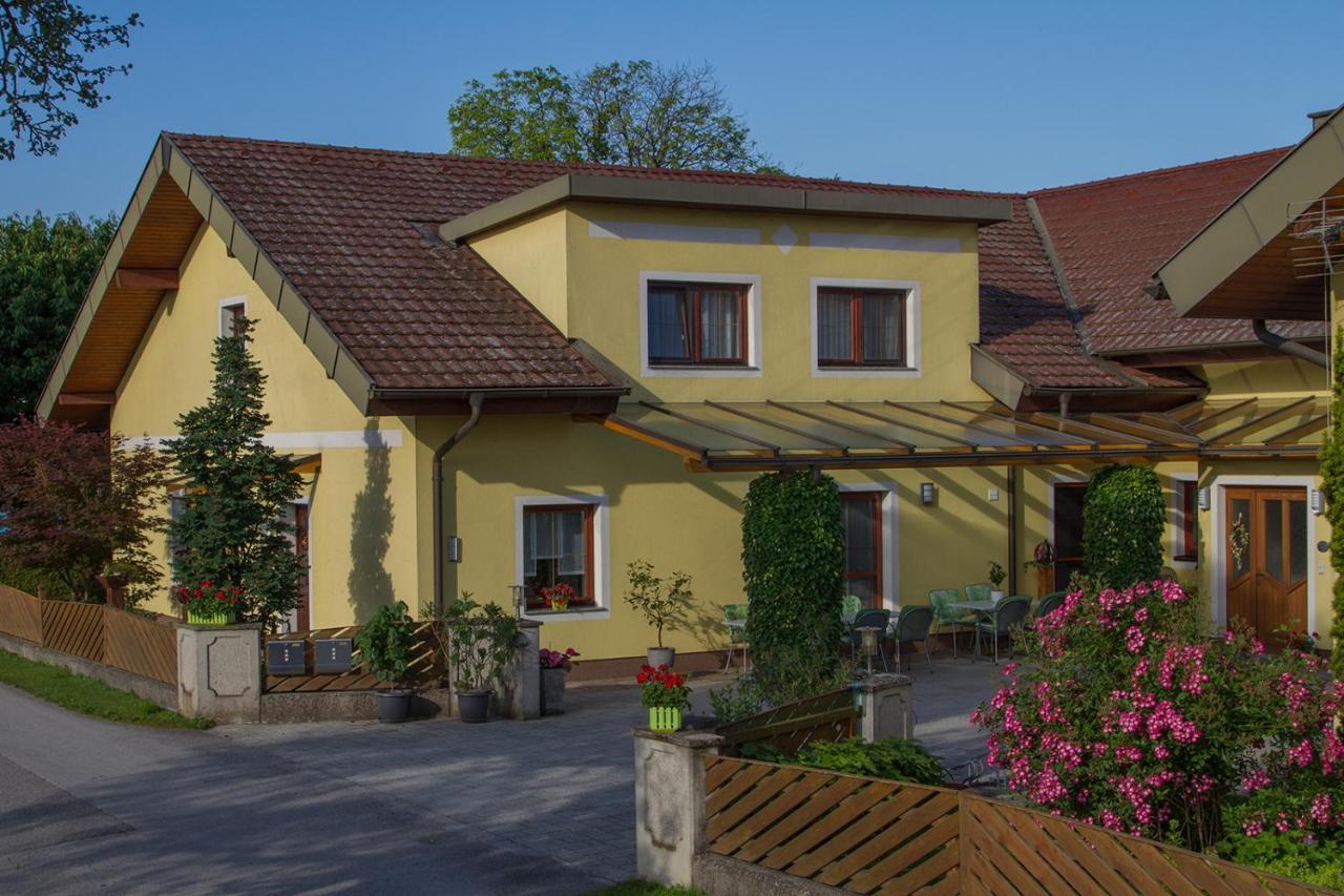 Privatzimmer Und Ferienwohnungen Leeb Persenbeug Exterior photo