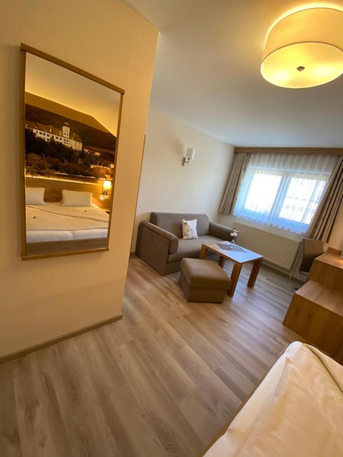 Privatzimmer Und Ferienwohnungen Leeb Persenbeug Exterior photo