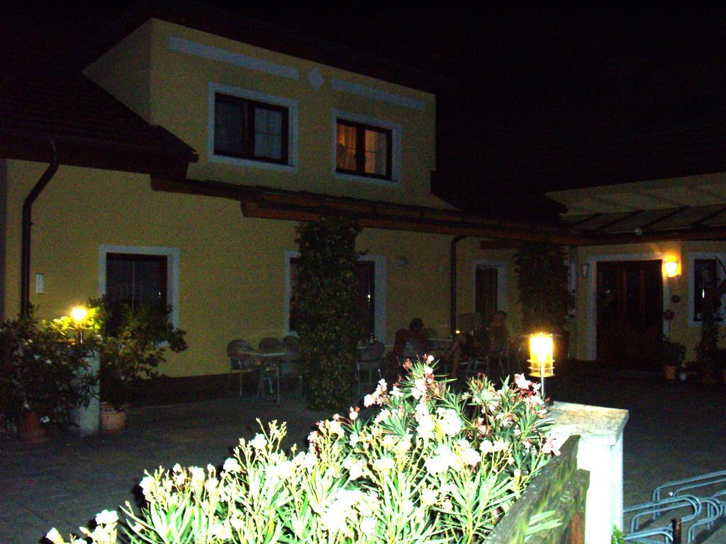 Privatzimmer Und Ferienwohnungen Leeb Persenbeug Exterior photo