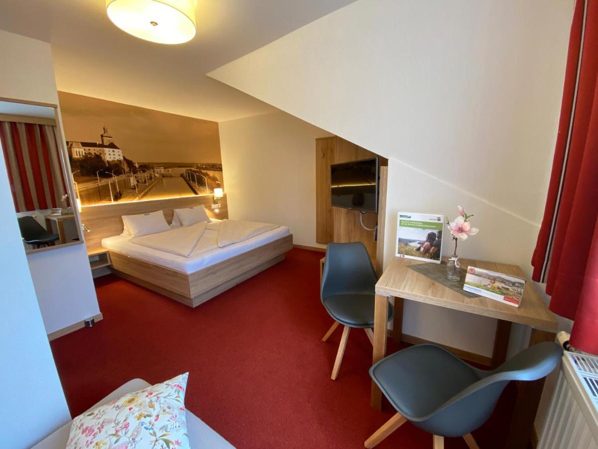 Privatzimmer Und Ferienwohnungen Leeb Persenbeug Exterior photo
