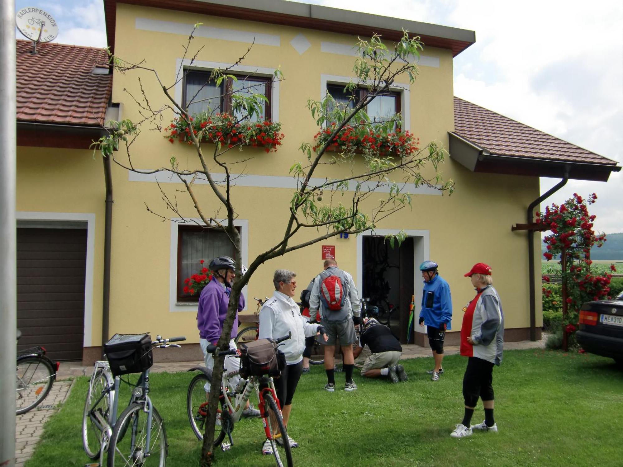 Privatzimmer Und Ferienwohnungen Leeb Persenbeug Exterior photo