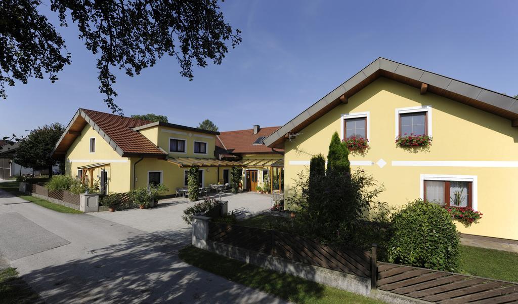 Privatzimmer Und Ferienwohnungen Leeb Persenbeug Exterior photo