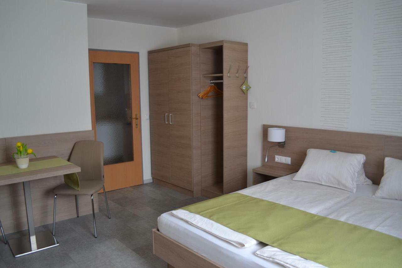 Privatzimmer Und Ferienwohnungen Leeb Persenbeug Exterior photo