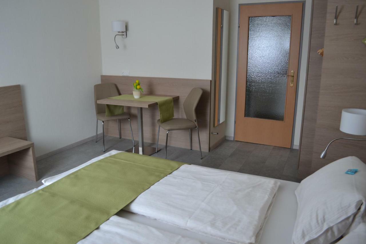 Privatzimmer Und Ferienwohnungen Leeb Persenbeug Exterior photo