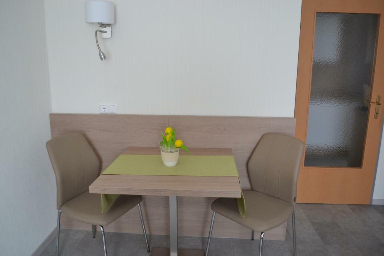 Privatzimmer Und Ferienwohnungen Leeb Persenbeug Exterior photo